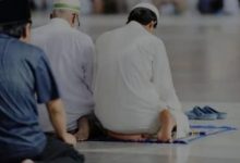 cara duduk tahiyat pada shalat dua rakaat