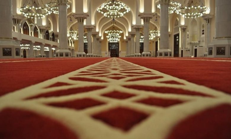 hukum pemakaian sajadah di masjid